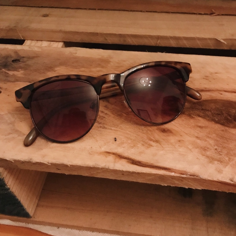 Tortoise shell patterned sunglasses